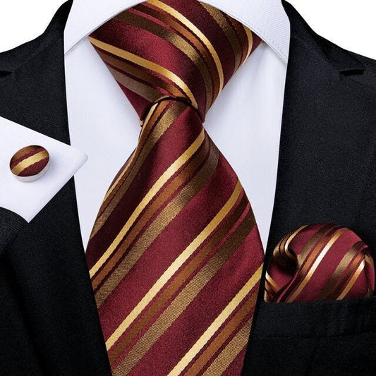 Cravate de luxe de couleur bordeaux, marron, beige, motif rayures, rayée, en soie pour homme, boutons de manchettes et pochette carrée assortis, coordonnés et offerts
