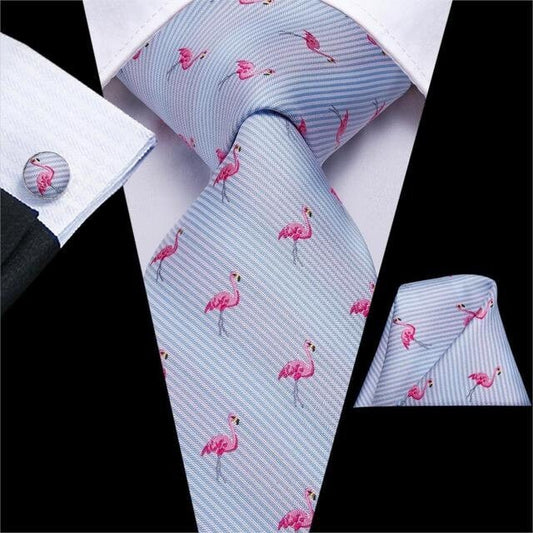 Cravate de luxe de couleur bleu ciel, motif design flamant rose, style tendance, en soie pour homme, boutons de manchettes et pochette carrée assortis, coordonnés et offerts